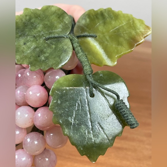 Vintage Mid Century Rose Quartz Grapes & Jade Carved Leaves Bunch Collectible - Picture 7 of 10